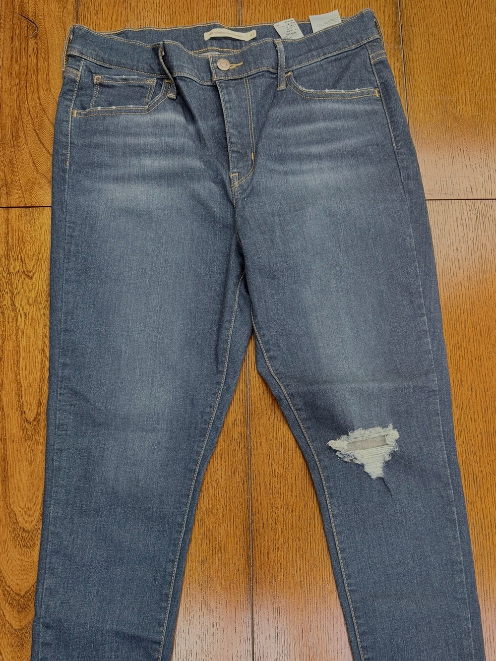 Levi's Women's Faded Blue Skinny Jeans with Knee Distress